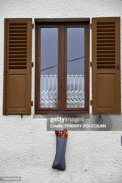 Bread has been put on a bag hanging at a window as part of a delivery on November 13, 2012 in Varenne-sur-Morge, central France. AFP PHOTO THIERRY...