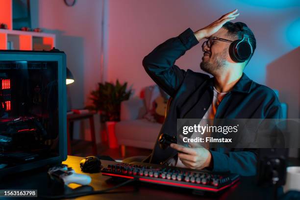 Guy Playing Computer Raging 633 Angry Man Pc Stock Photos, High-Res Pictures, and Images - Getty Images