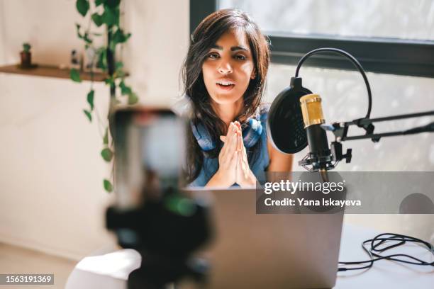 empowering online presence: asian businesswoman sharing expertise - nebenjob stock-fotos und bilder