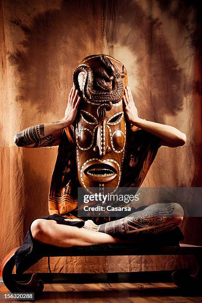 afrikanischer maske - deckenverkleidung holz stock-fotos und bilder