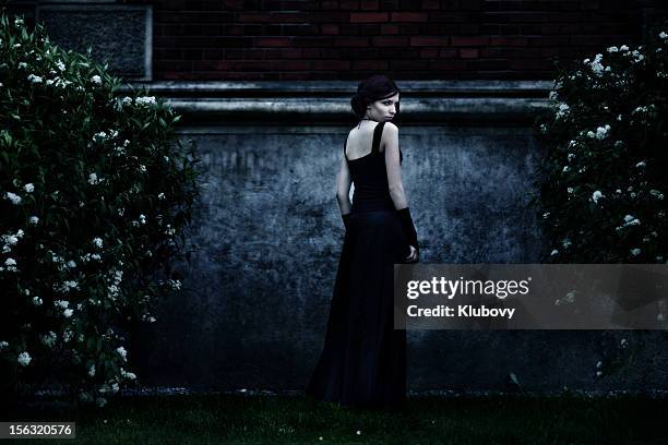 effrayante femme en robe noire. - goth photos et images de collection