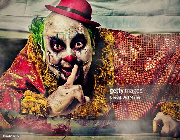 mal payaso en la cama - scary clown makeup fotografías e imágenes de stock