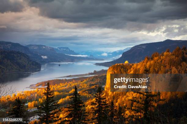 コロンビアリバーゴージビスタハウスサンセット。 - columbia gorge ストックフォトと画像