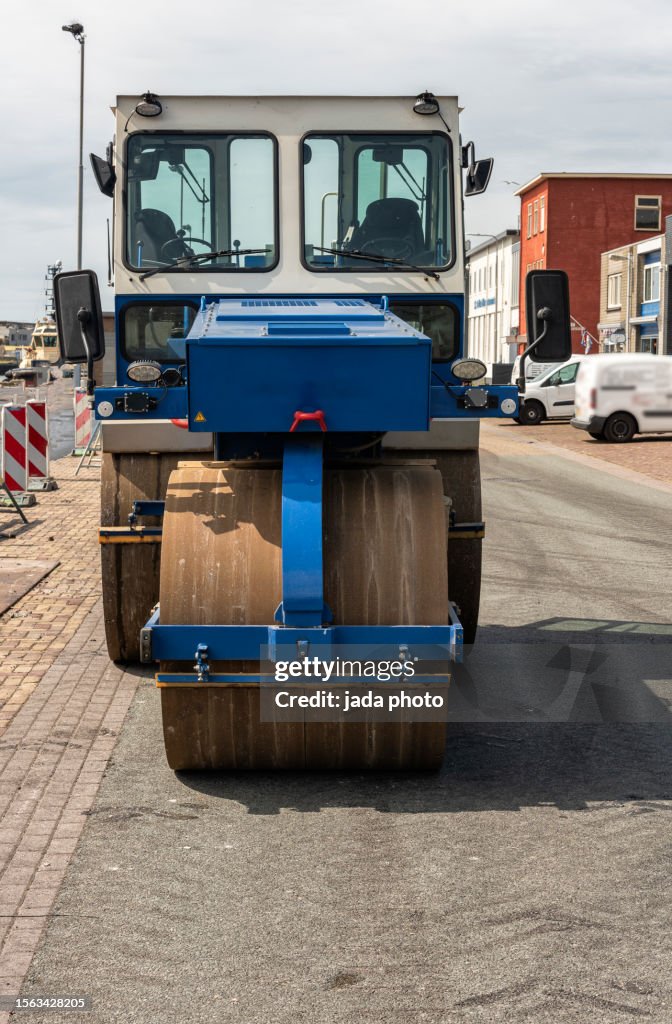 Electric tricycle road roller