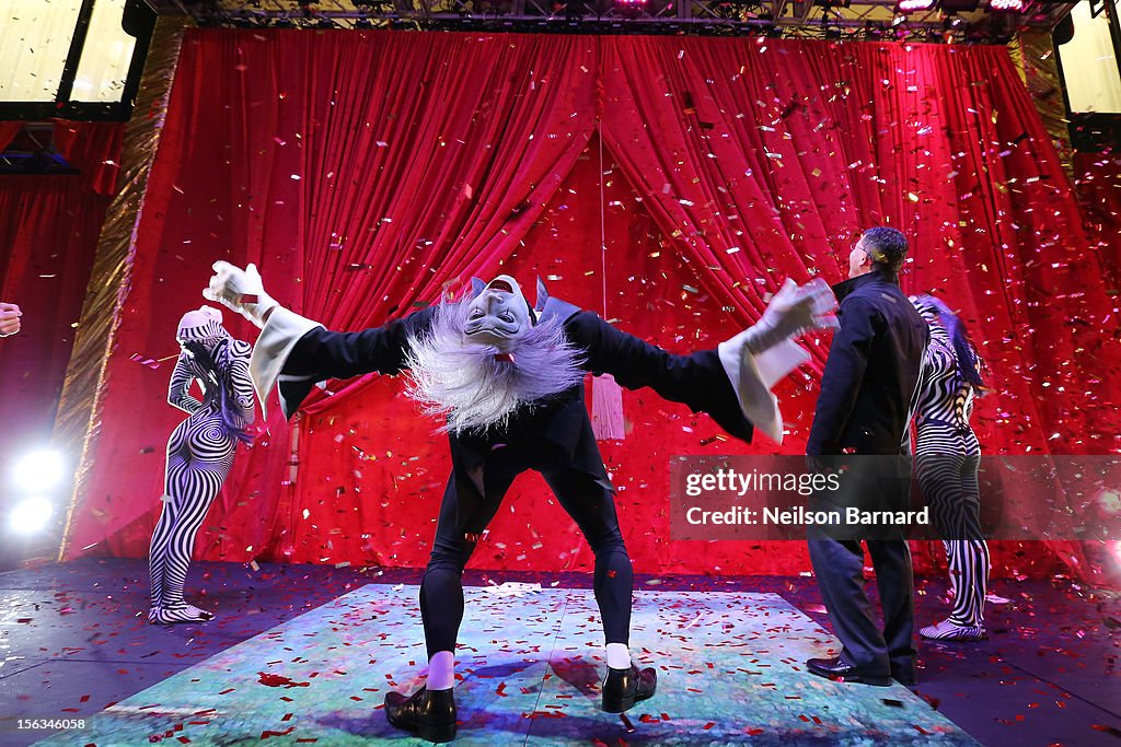 Bloomingdale's Unveils 2012 Holiday Windows With Cirque Du Soleil Performance