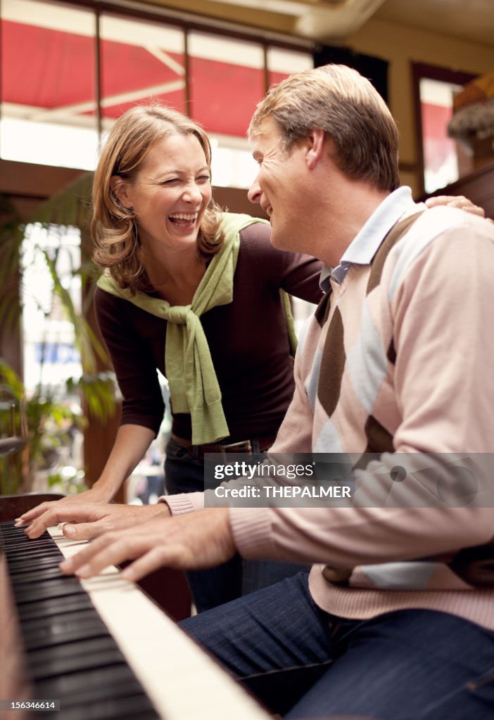 Couple jouant au piano