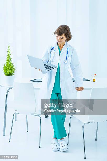 doctor working with laptop - doctor using laptop stock pictures, royalty-free photos & images