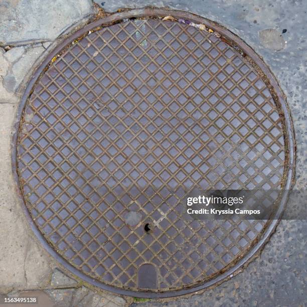 manhole cover - aguas residuales fotografías e imágenes de stock