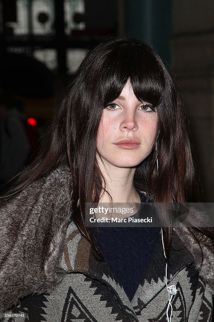 Singer Lana Del Rey is seen arriving at 'Gare du Nord' on November... News  Photo - Getty Images