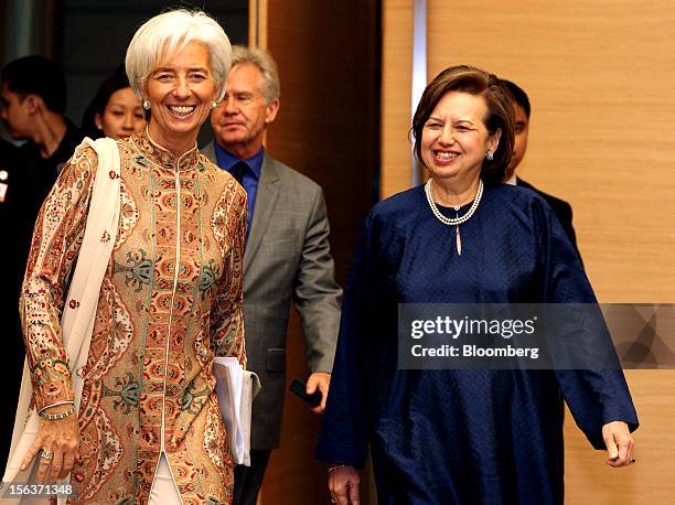 Christine Lagarde, managing director of the International Monetary Fund , left, walks with Zeti Akhtar Aziz, governor of Bank Negara Malaysia, right,...