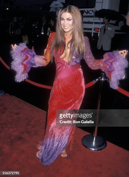 Actress Carmen Electra attends the 27th Annual American Music Awards on January 17, 2000 at the Shrine Auditorium in Los Angeles, California.
