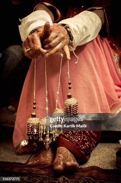 inidan wedding - the chuda ceremony - indian wedding ceremony photos et images de collection