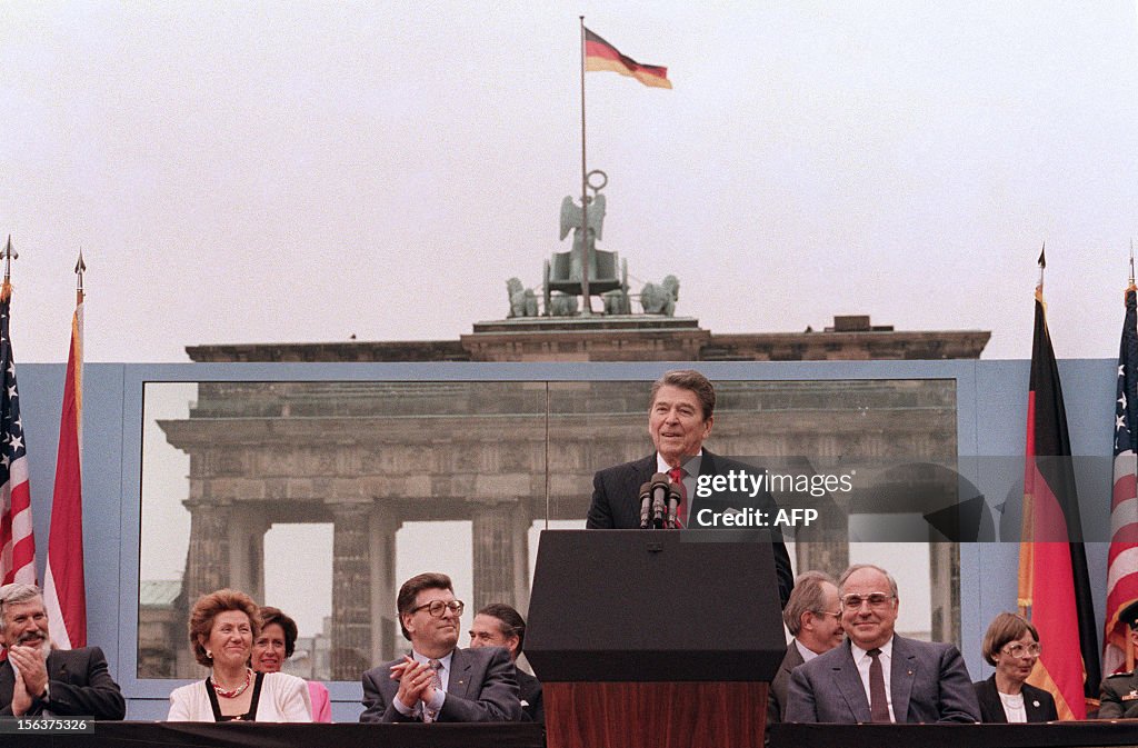 TOPSHOT-US-GERMANY-BERLIN WALL-REAGAN