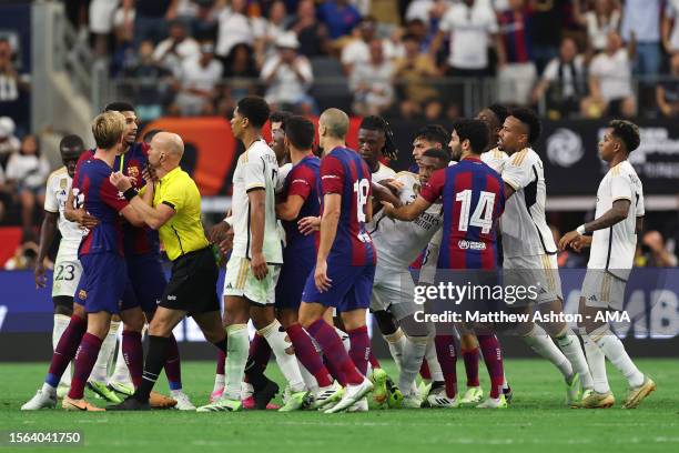 Players surround referee Allen Chapman during the pre-season friendly match between FC Barcelona and Real Madrid at AT&T Stadium on July 29, 2023 in...