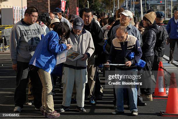 Customers wait in line for the opening of a Seiyu GK supermarket in Tokyo, Japan, on Wednesday, Nov. 14, 2012. Seiyu GK is a unit of Wal-Mart Stores...