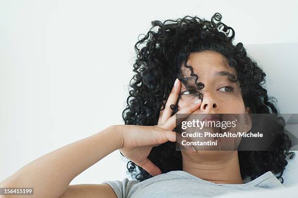 young woman with bored expression on face - perder el tiempo fotografías e imágenes de stock