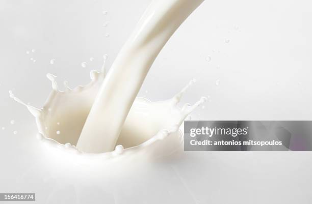 milk splash - milch stock-fotos und bilder