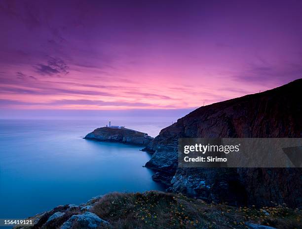 faro di south stack tramonto panorama, angelsey, galles - anglesey galles foto e immagini stock