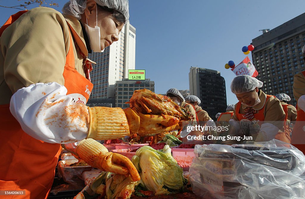 South Korean Housewives Make Kimchi For The Poor