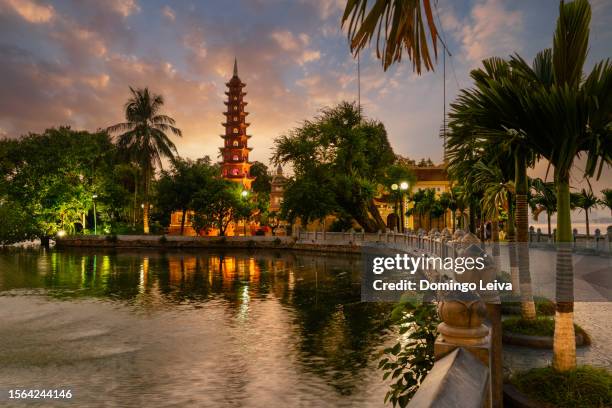 tran quoc pagoda in sunset, hanoi, vietnam - hanoi night stockfoto's en -beelden