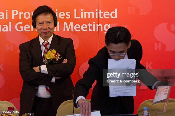 Thomas Kwok, co-chairman of Sun Hung Kai Properties Ltd., left, stands at the end of a news conference in Hong Kong, China, on Thursday, Nov. 15,...