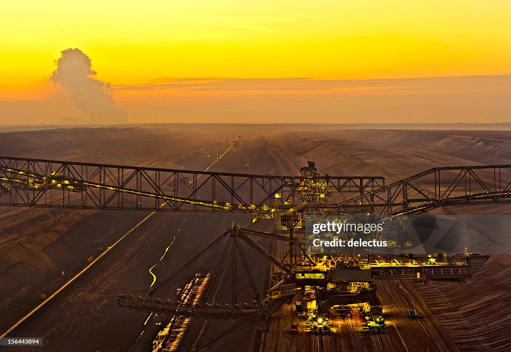 Linhite opencast mineração pelo Anoitecer