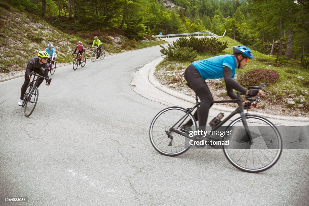 Radfahrer in einer Haarnadelkurve