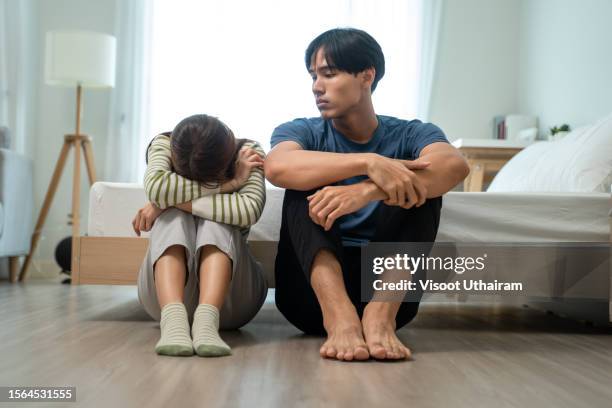 couple and their feelings must be placated by the other party in order for them to reconcile. - ruptura sentimental fotografías e imágenes de stock