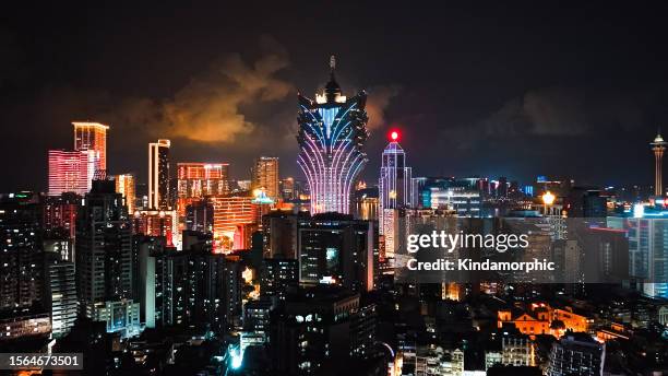 vista del paisaje urbano del rascacielos grand lisboa casino en la isla de macao, distrito financiero de negocios o entretenimiento. vista nocturna aérea del dron. concepto de hito de viaje a asia - casino lisboa macao fotografías e imágenes de stock
