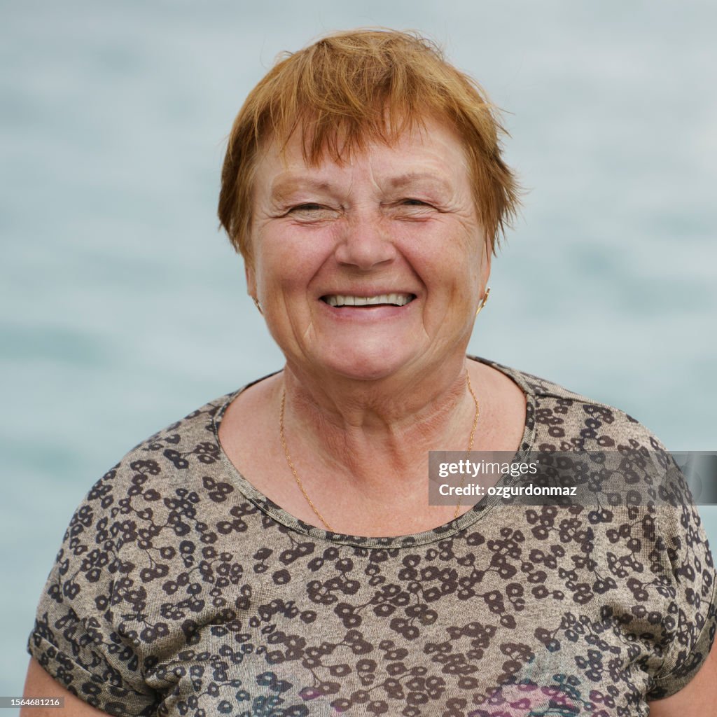 Ritratto reale della donna senior