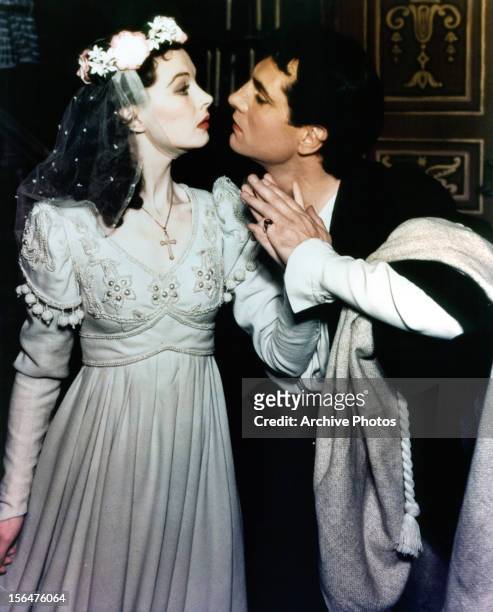 Vivien Leigh prepares to kiss Laurence Olivier in a scene from a stage production of 'Romeo and Juliet', 1940.