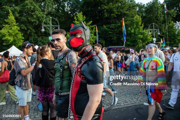 christopher street day berlin 2023 - fetischmaske stock-fotos und bilder