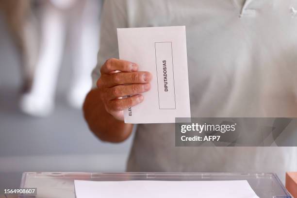 Voter casts a vote during Spain's general election at Ramiro de Maeztu School on July 23, 2023 in Madrid, Spain. Photo by Oscar J. Barroso / AFP7 via...