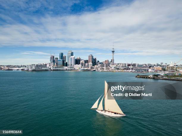 sailboat with auckland city skyline in new zealand - auckland skyline stock pictures, royalty-free photos & images