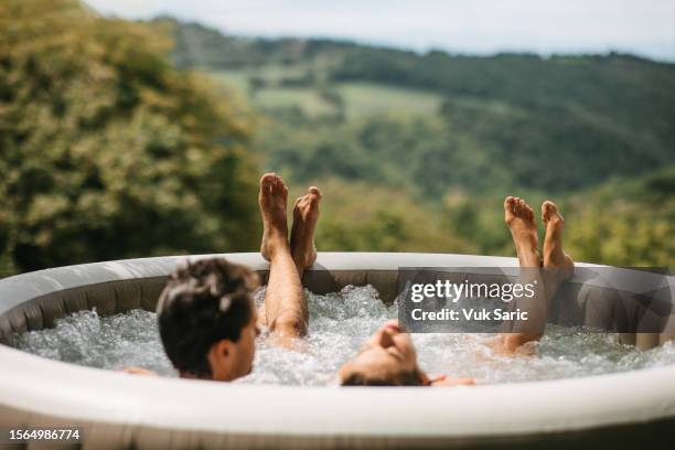 couples dans un bain à remous - couple bathtub photos et images de collection