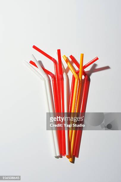 colorful straws form a line - straw stockfoto's en -beelden