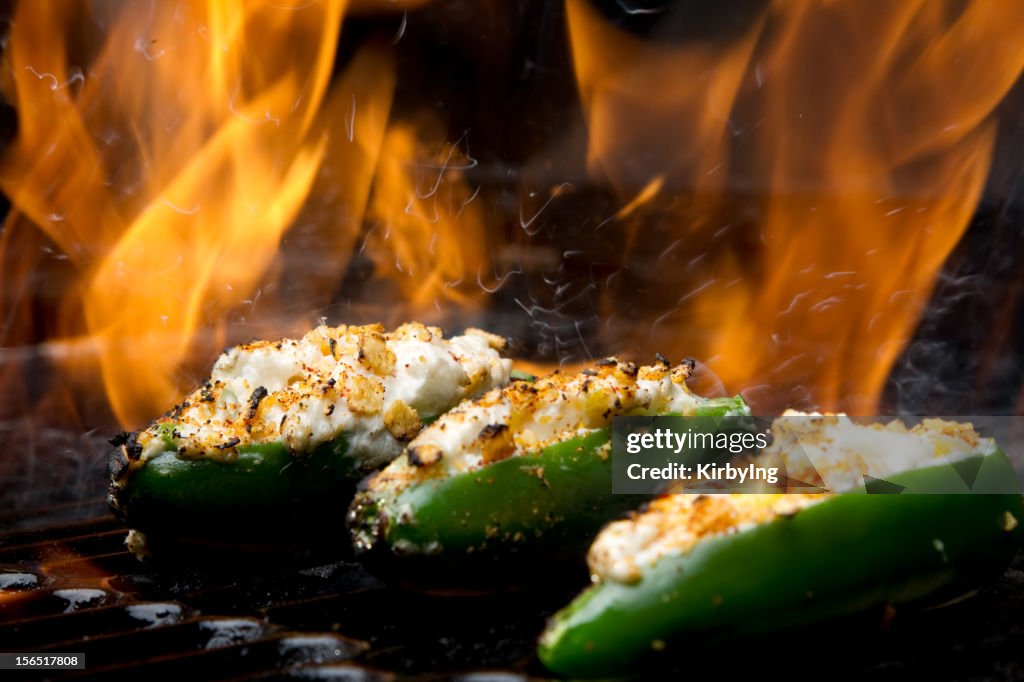 Jalapeno mit Druckknöpfen am Grill und Kamin