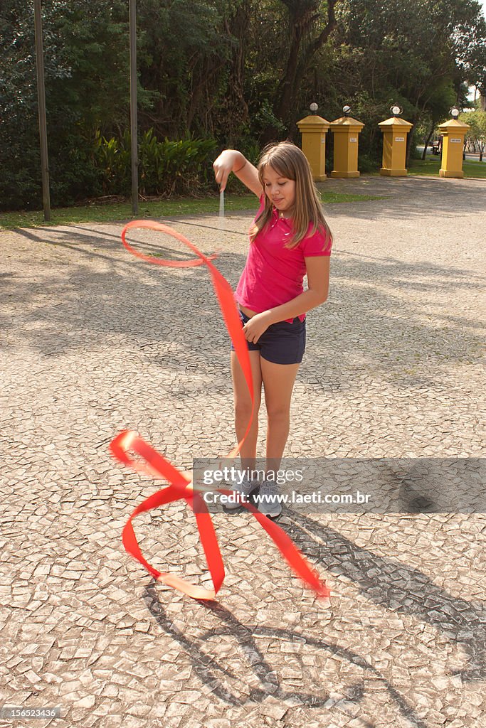 Criança brincando com fita de ginástica - Child pl
