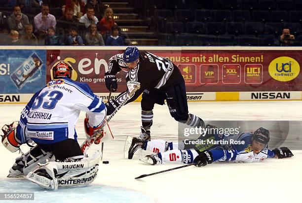 Jamie Benn of Hamburg fails to score over Jason Bacashihua , goaltender of Straubing during the DEL match between Hamburg Freezers and Straubing...