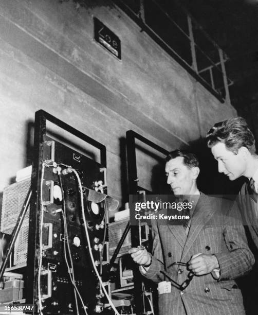 Atomic Physicist Photos and Premium High Res Pictures - Getty Images
