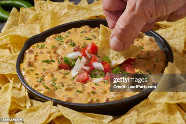 deluxe queso dip - salsa espesa fotografías e imágenes de stock