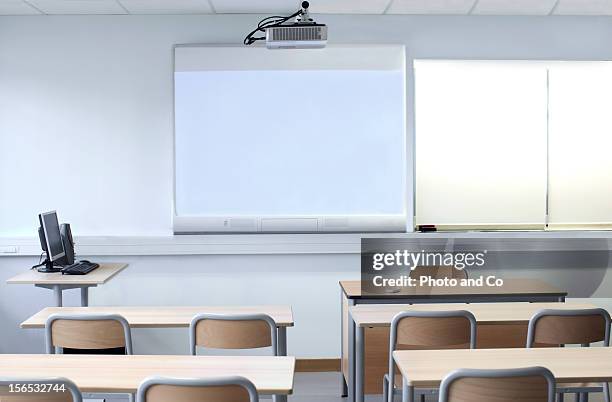 classroom wtih interactive white board - projector classroom photos et images de collection