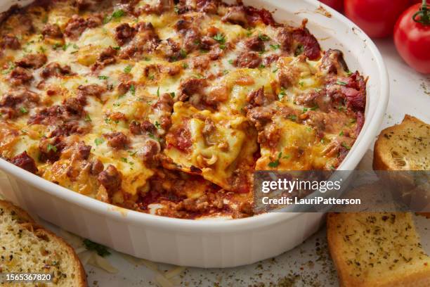 faule lasagne mit ravioli - auflauf stock-fotos und bilder