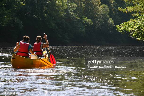 girls on canoe on french river - ardèche stockfoto's en -beelden