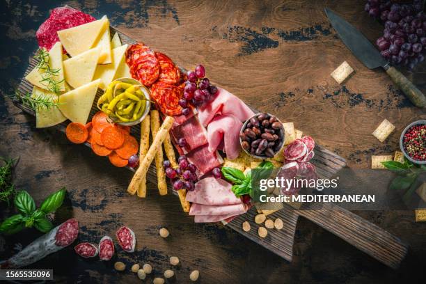 apeticer méditerranéen antipasto planche en bois, charcuterie charcuterie et fromage - charcuterie traiteur photos et images de collection