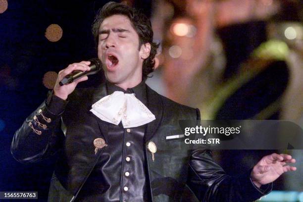 Mexican singer Alejandro Fernandez, sings during the Song Festival in Vina del Mar, Chile, 24 February 2001. El cantante mexicano Alejandro Fernandez...