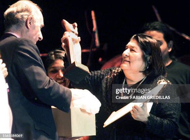 Argentinian President Fernando de la Rua gives a prize to singer Mercedes Sosa in tribute to the Woman, in Buenos Aires, Argentina, 15 February 2001....
