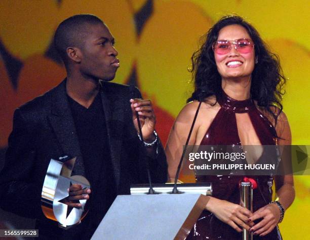 Le chanteur français Yannick et la chanteuse Tia Carrere participent, le 17 novembre 2000 au Zenith de Lille, lors de la première cérémonie des M6...