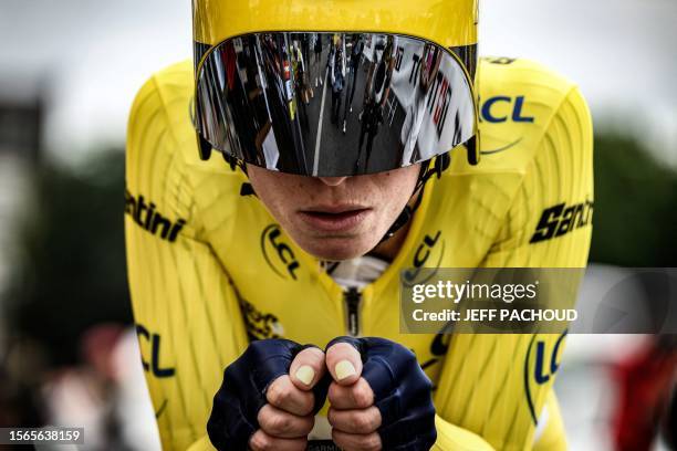 Team SD Worx's Dutch rider Demi Vollering wearing the overall leader's yellow jersey reacts before taking the start of the eighth and final stage of...