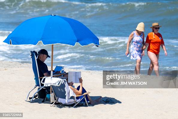 TOPSHOT-US-POLITICS-BIDEN-BEACH